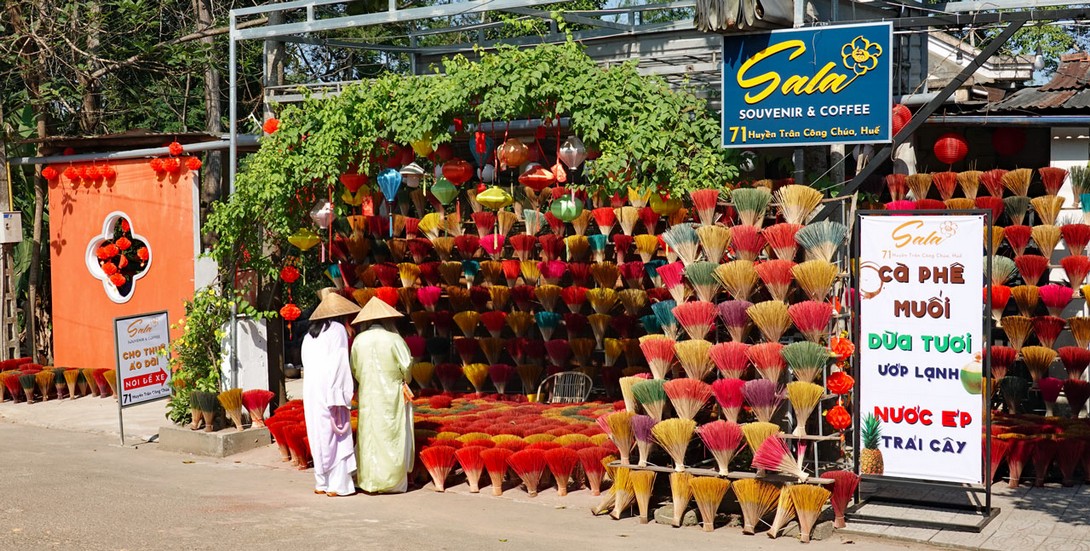 Räucherstäbchenverkauf in einem Laden bei Hue