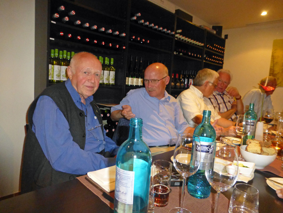 Klassentreffen OIb 2013-08 Keine Krawatten mehr bei den älteren Herren