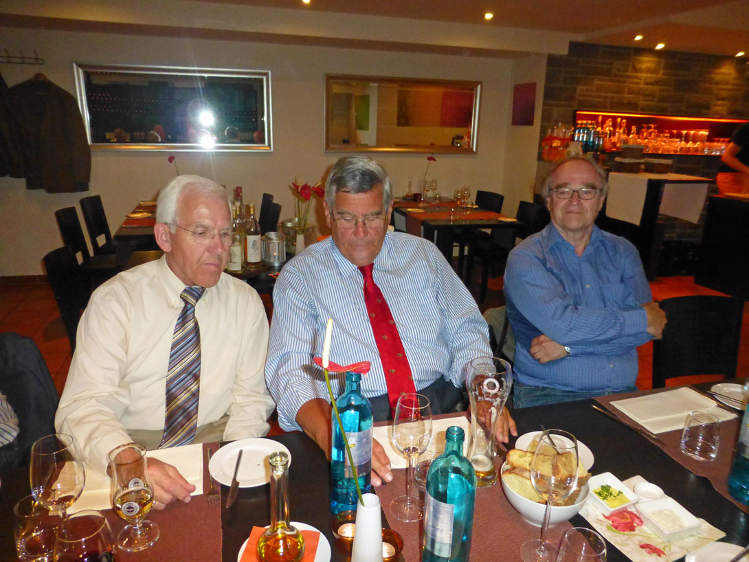 Klassentreffen OIb 2013-09 Theo Schwakenberg und Hermann Josef Heyers mit Krawatte