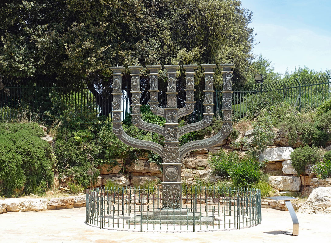 Menora gegenüber der Knesset in Jerusalem