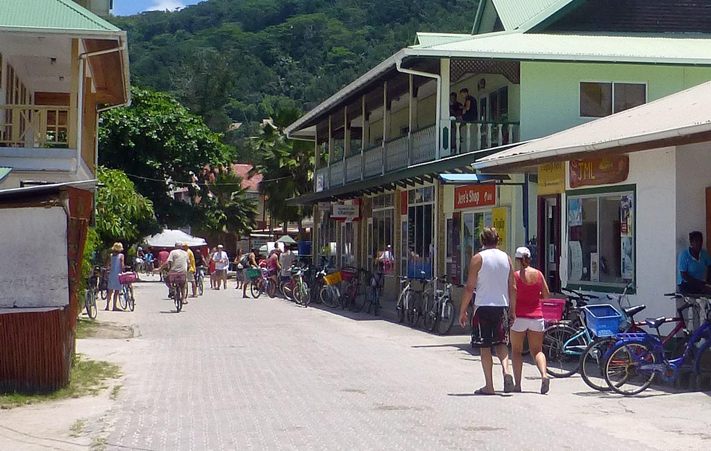 Straße in La Passe auf der Insel La Digue