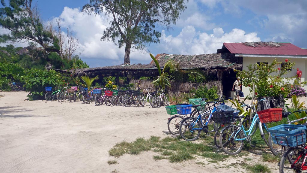 Fahrräder an der Grand Anse auf La Digue