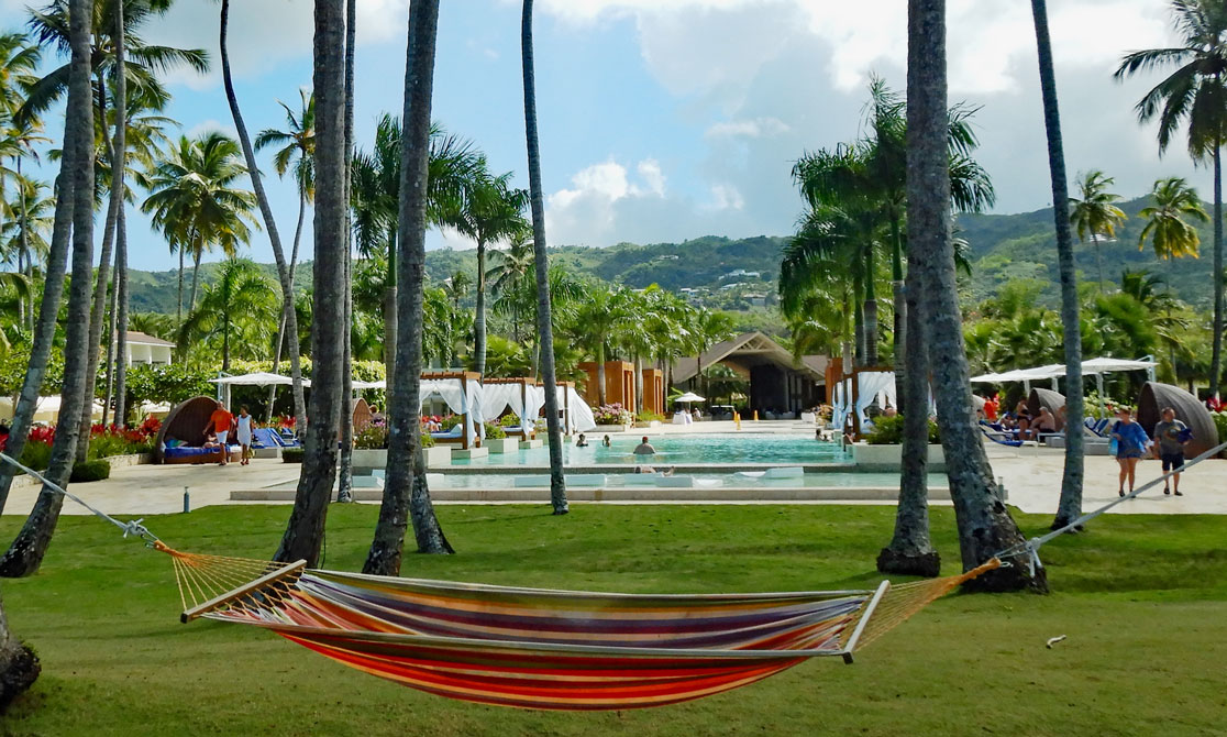 Liegewiese mit Pool am Wyndham Samana