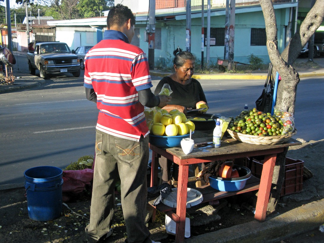 Managua Gemüsestand auf dem Mittelstreifen der Straße in Managua