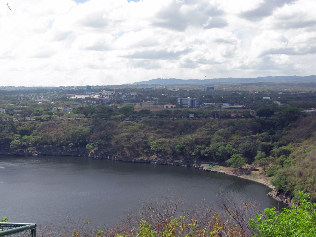 Blick auf die Lagune Tiscapa Die Laguna Tiscapa in Managua