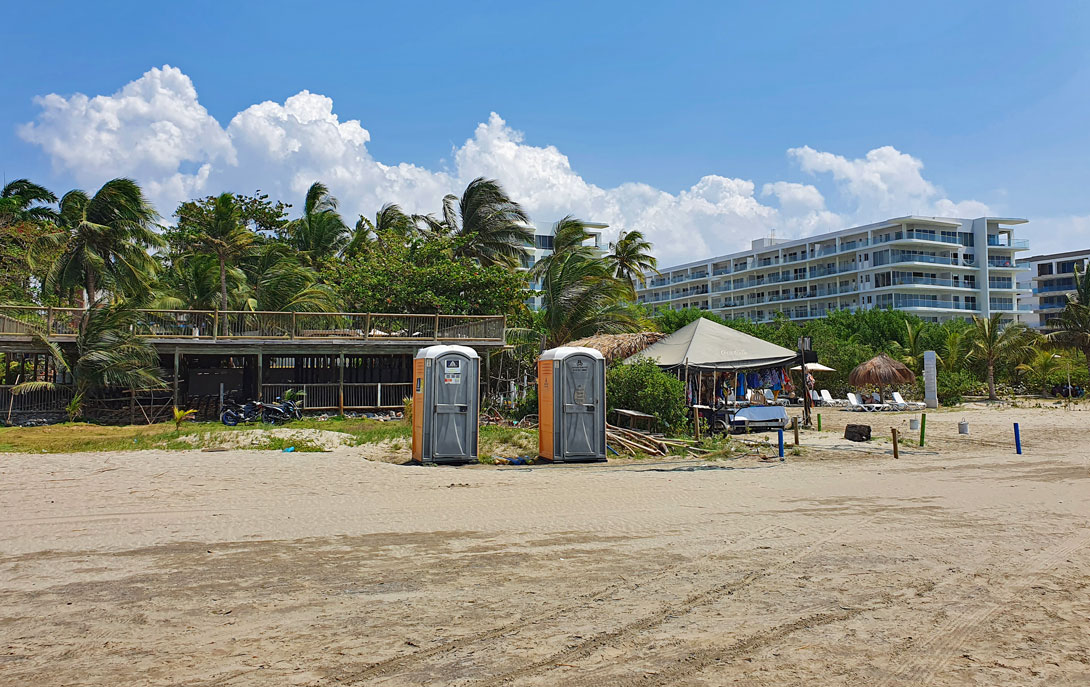 Dixi-Toiletten am Manzanillo Strand