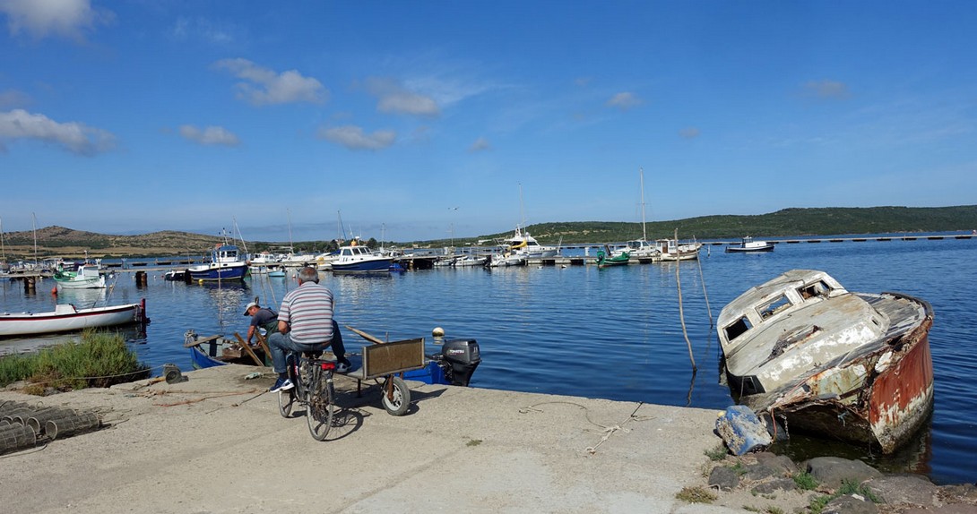 Am Hafen von Marceddi
