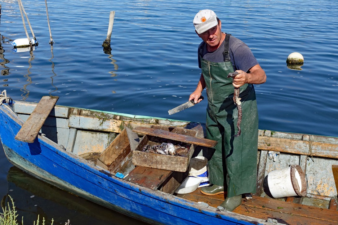 Fischer am Hafen von Marceddi