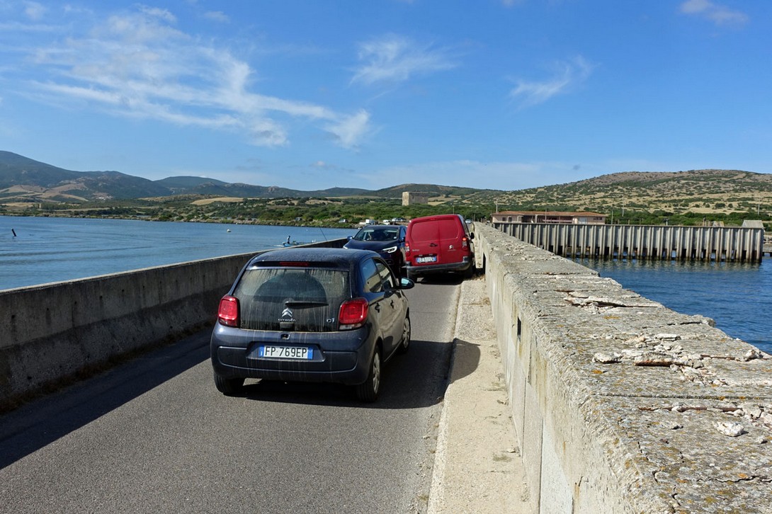 Autoverkehr auf der Brücke von Marceddi