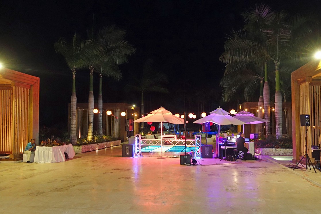 Tanzfläche für die Party am Pool