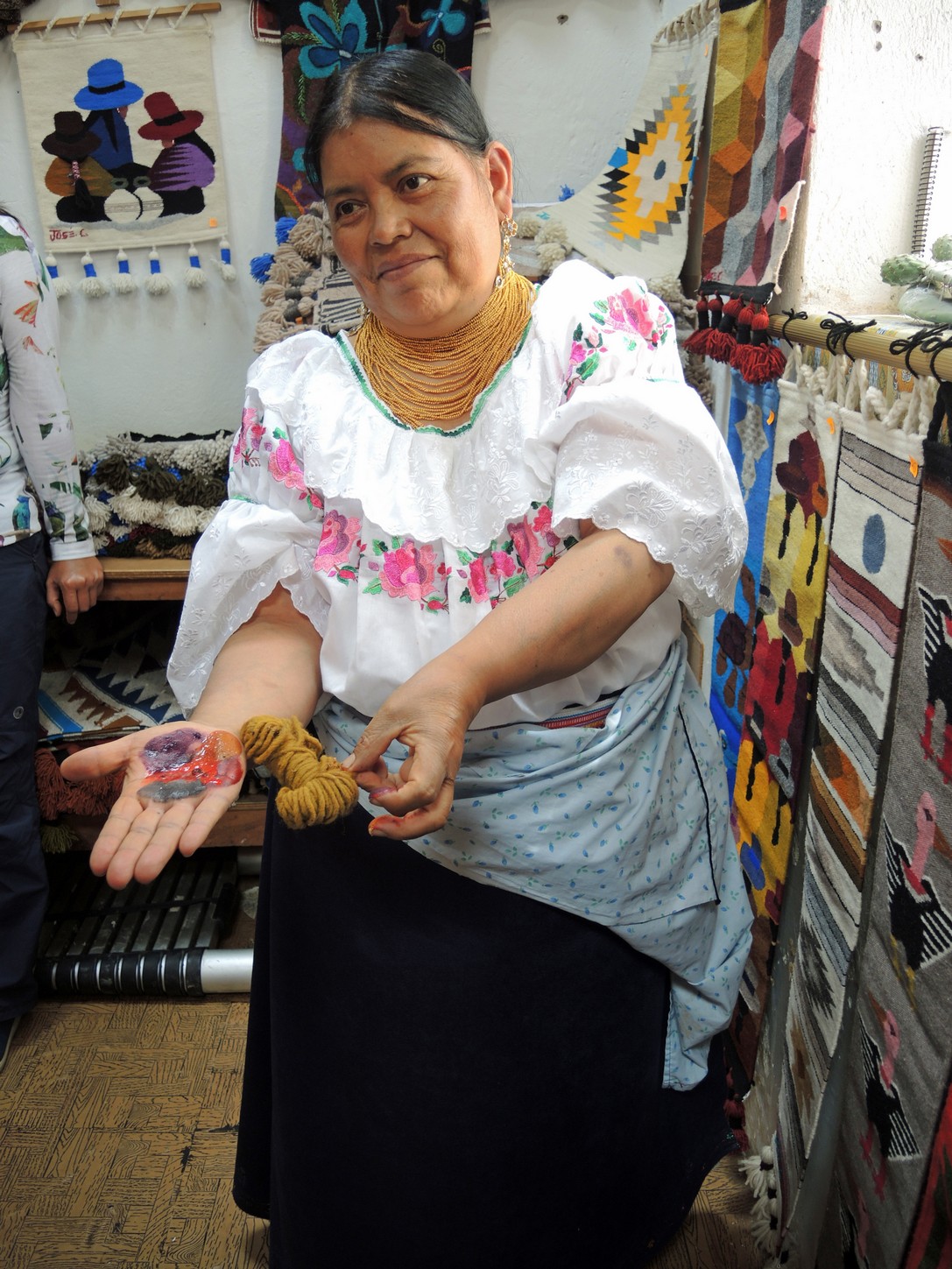 Textilfärberin in Ecuador