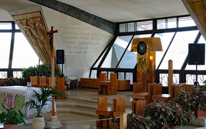 Altar im Innern der Kirche