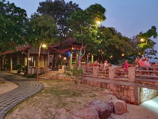 Die Tiki Bar am Abend