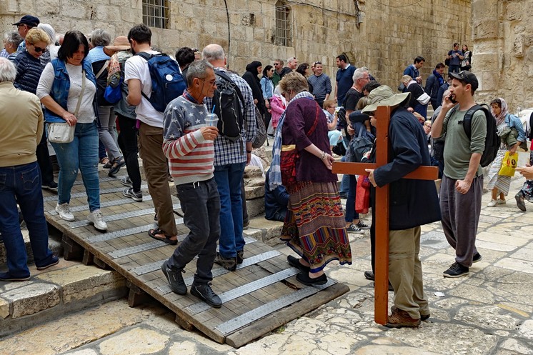 Pilger mit Kreuz an der Grabeskirche
