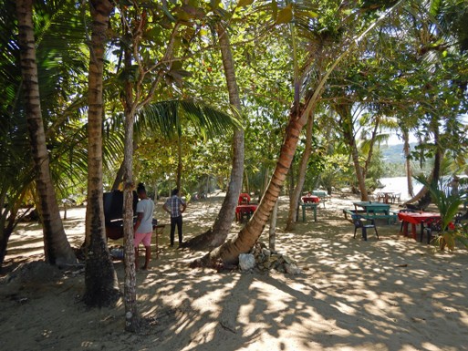 Einfaches Restaurant am Strand der Playa Coson