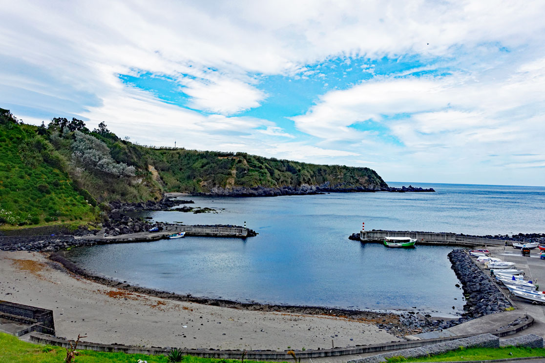 Strand und Hafen von Porto Formoso