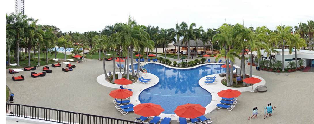 Blick vom Zimmer 1216 über den Pool aufs Meer