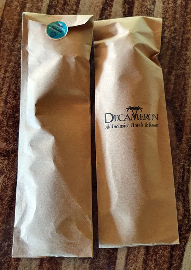 Besteck und Serviette in zugeklebten Tüten