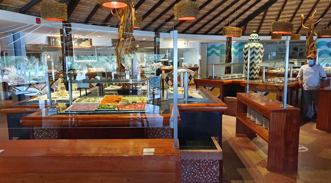 Büffetrestaurant mit Plexiglasscheiben