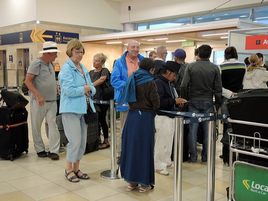 Warteschlange im Flughafen Quito