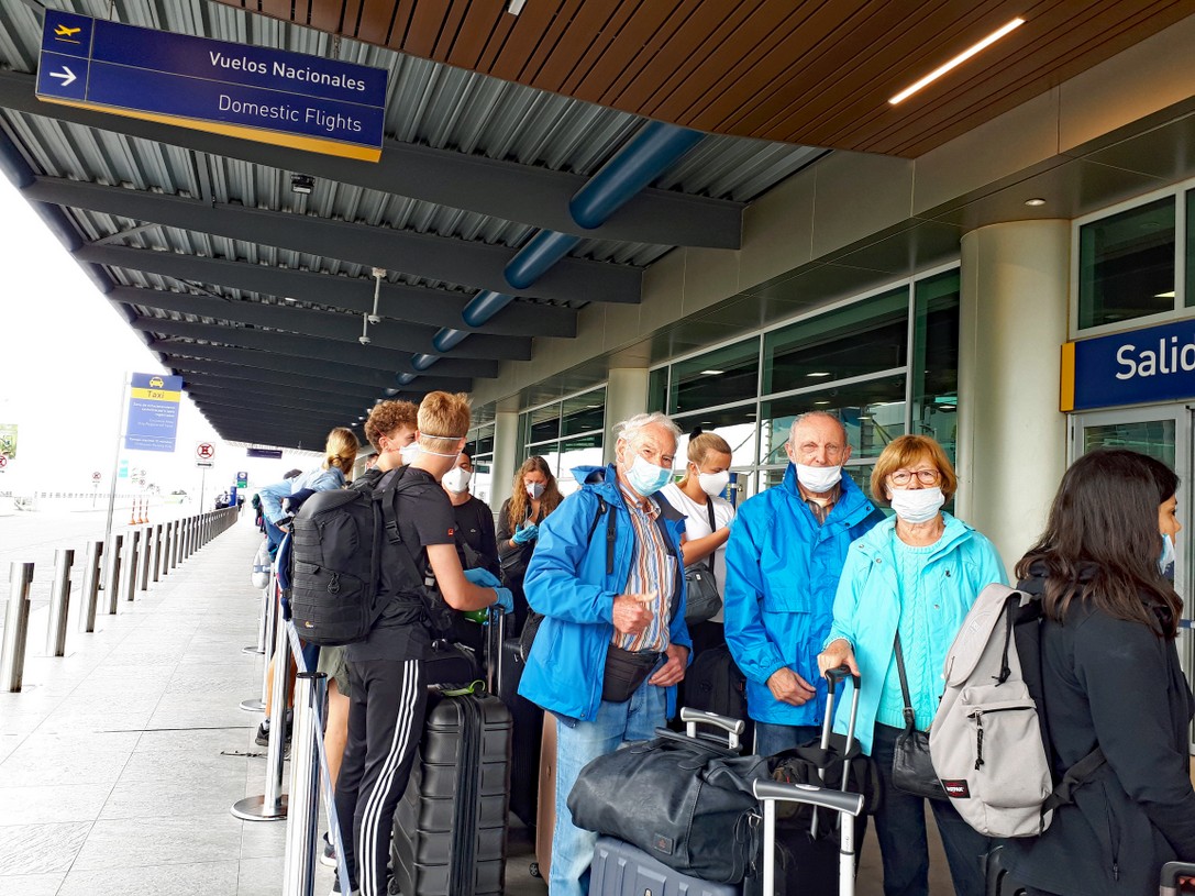 Warteschlange am Flughafen Quito