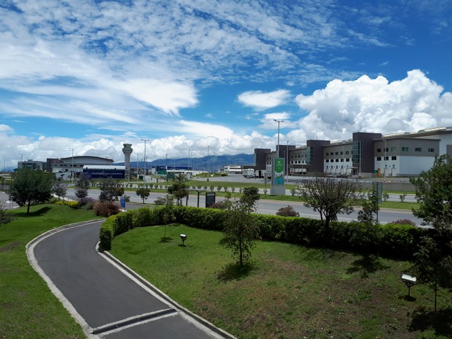 Fußweg vom Wyndham Quito Airport zum Flughafen