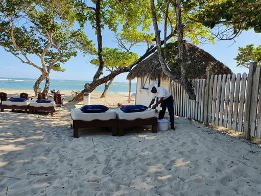 Die Bali-Liegen werden jeden Tag gereinigt