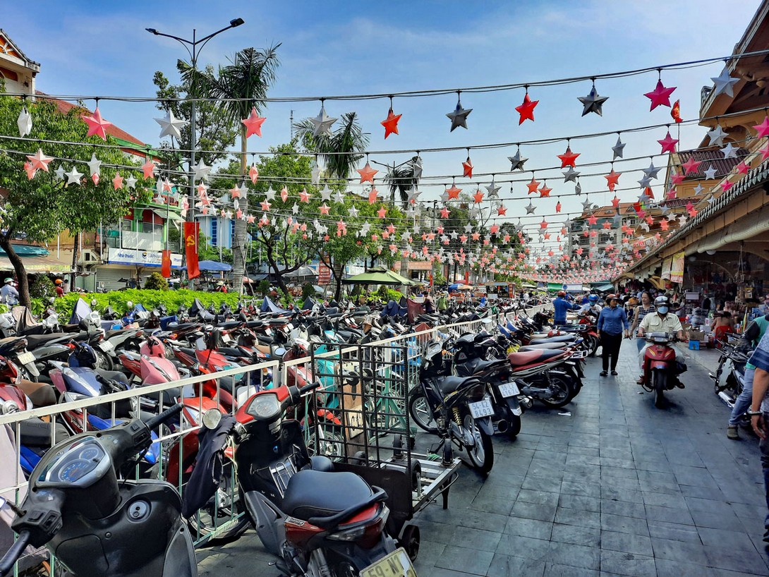 Parkende Motorroller vor dem Markteingang