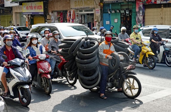 Motorroller als Transportmittel für alles in Vietnam