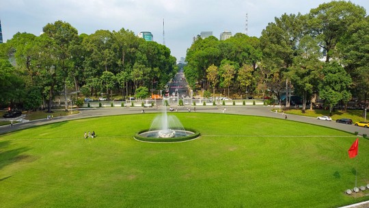 Blick vom oberen Balkon auf den Park