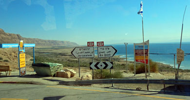 Schilder an der N90 am Toten Meer