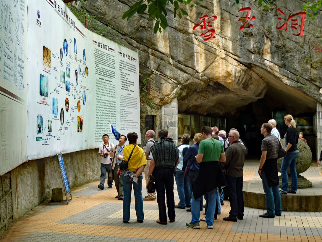 Am Eingang der Schneejadehöhle