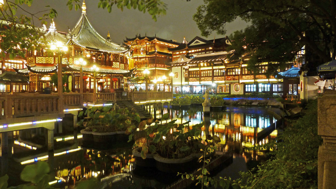 Teich mit Teehaus in der nächtlich beleuchteten Altstadt von Shanghai
