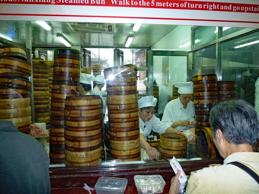 Teigtaschen-Ausgabe in der Altstadt von Shanghai