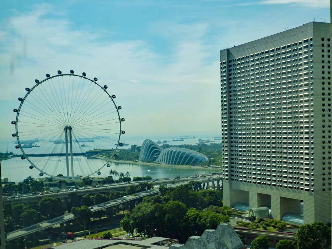 Singapur Flyer vom Conrad Hotel aus gesehen