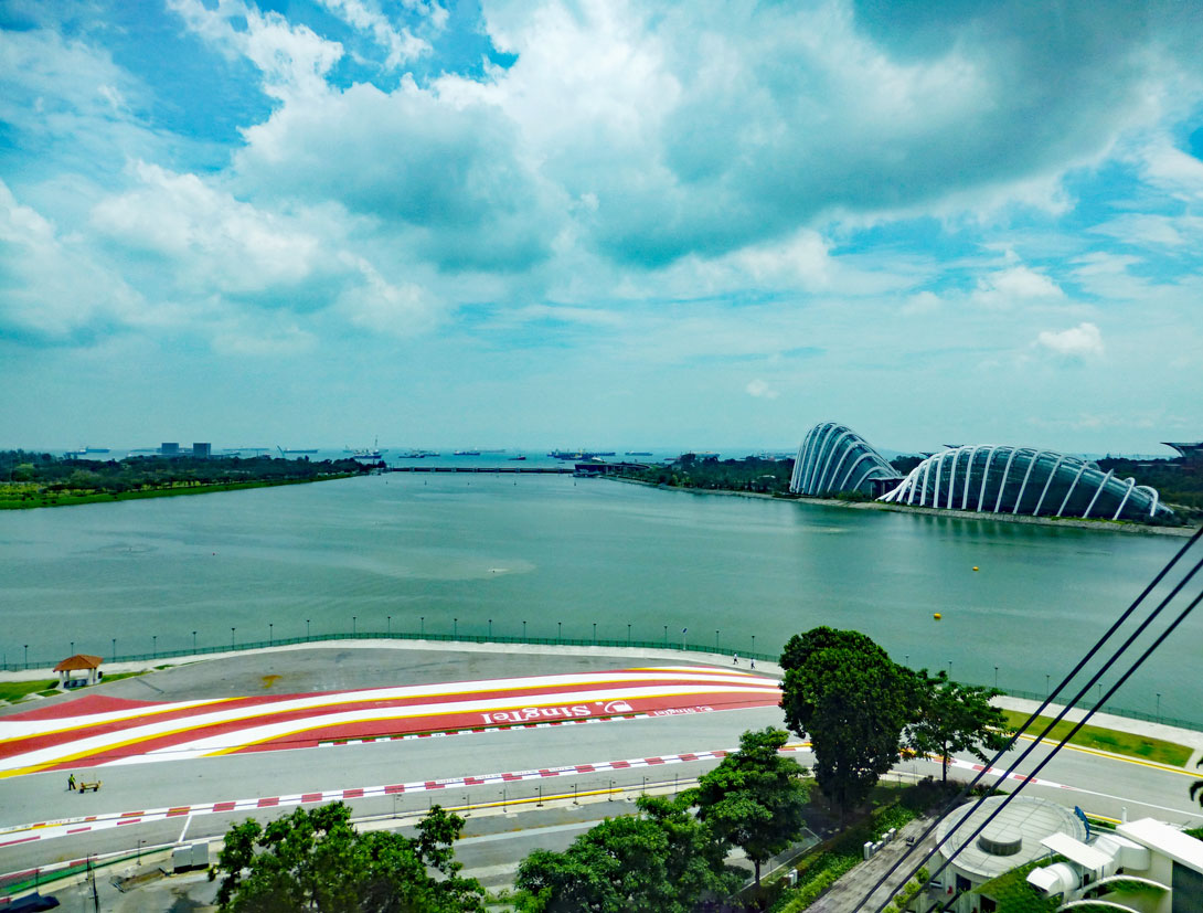 Blick vom Singapore Flyer auf die Rennstrecke und die Marina Bay