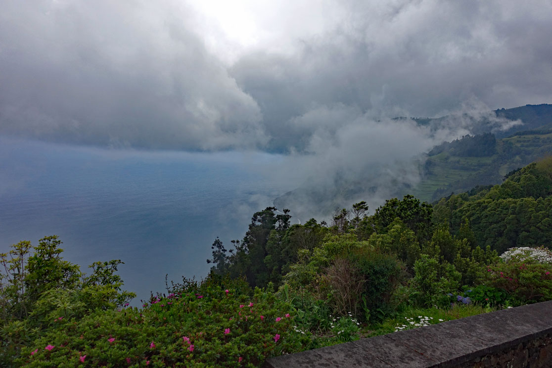 Steilküste aus den Regenwolken