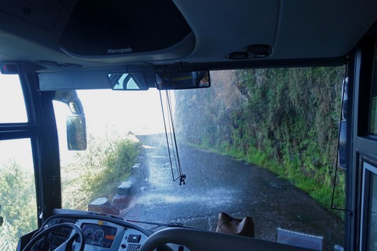 Wasserfall auf der Straße nach Calheta