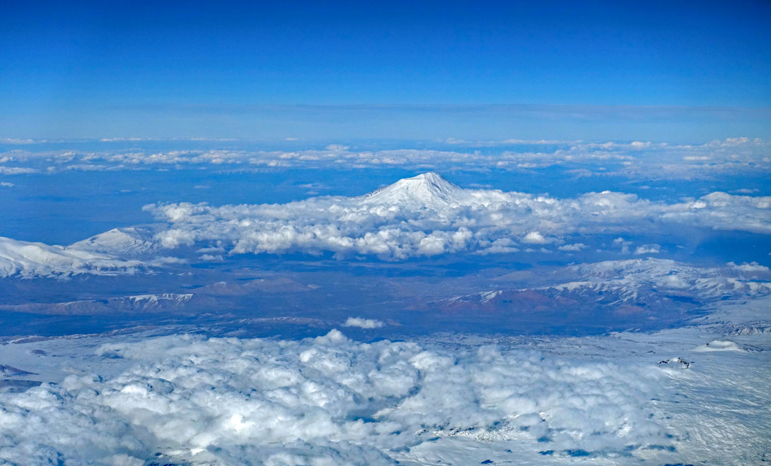 Der Berg Ararat aus der Luft gesehen