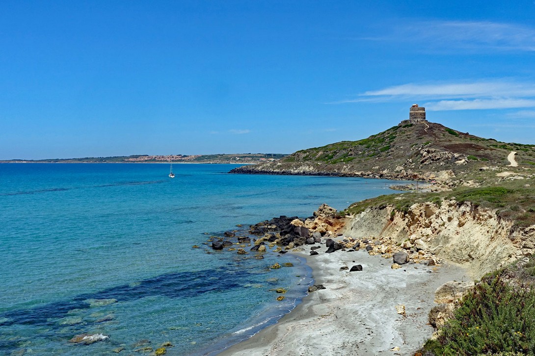 Strand bei Tharros mit dem Torre di San Giovanni di Sinis