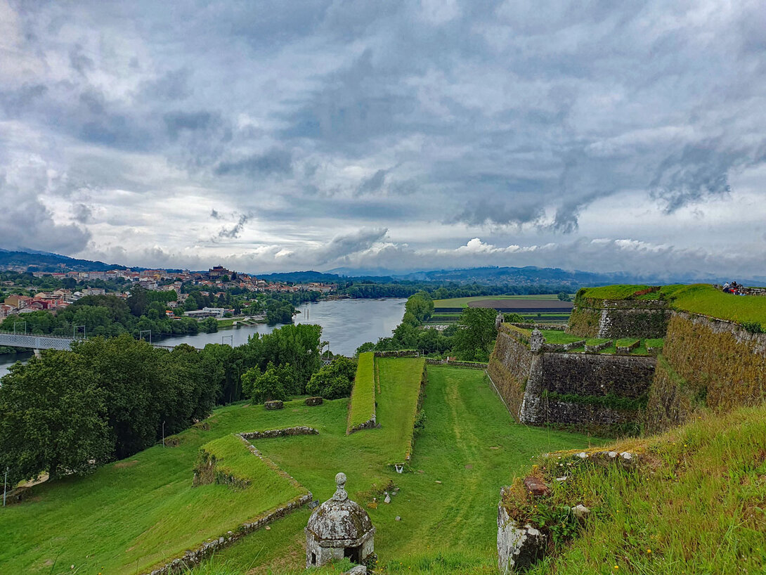 Blick von der Festung über den Fluss Minho auf die Stadt Tui