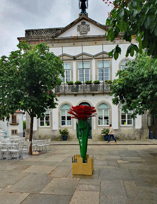 Standbild mit der Nelke auf dem Platz vor dem Rathaus in Valença