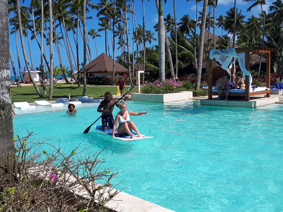 Neckische Spiele im Pool