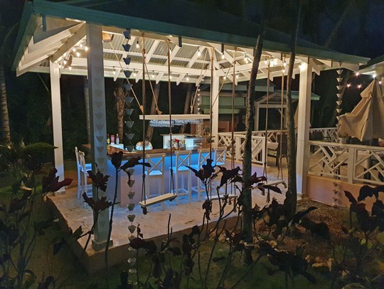 Die Poolbar am Abend