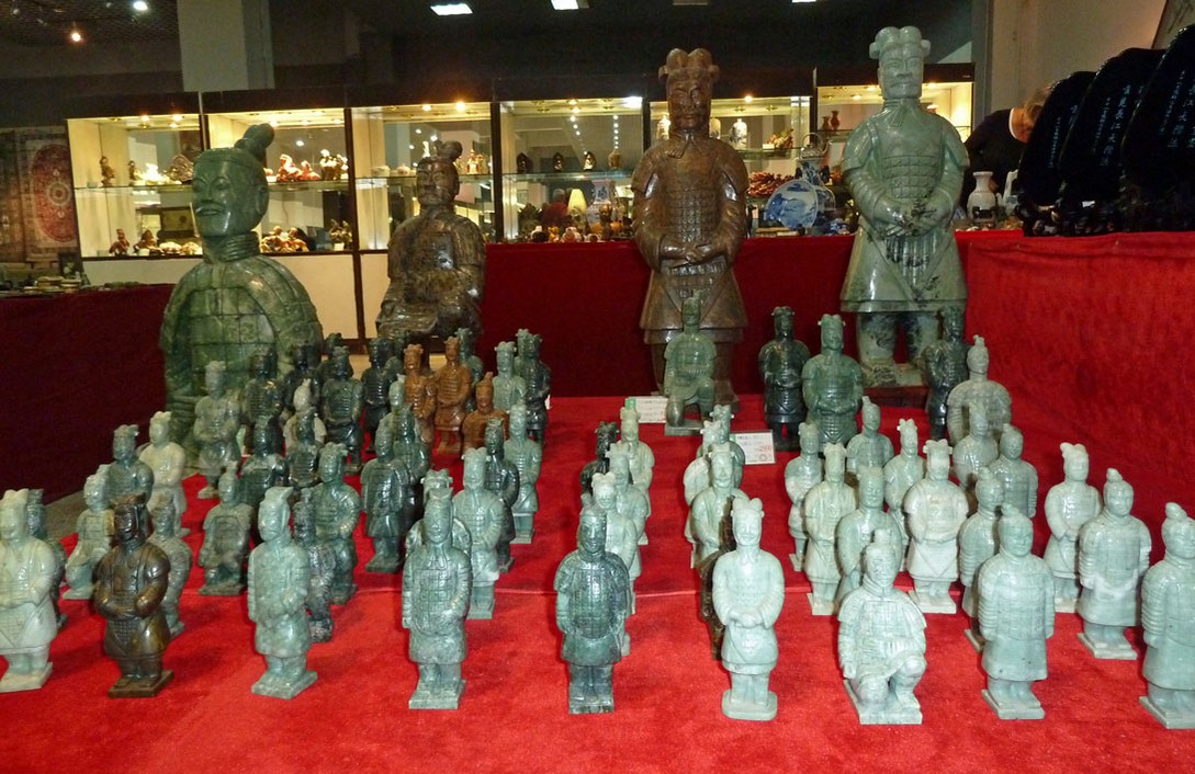 Figuren aus der Terrakotta-Armee in einer Jadeschleiferei