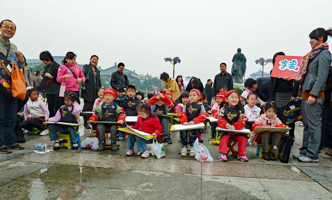 Schulklasse auf dem Platz der Großen Wildganspagode in Xi´an