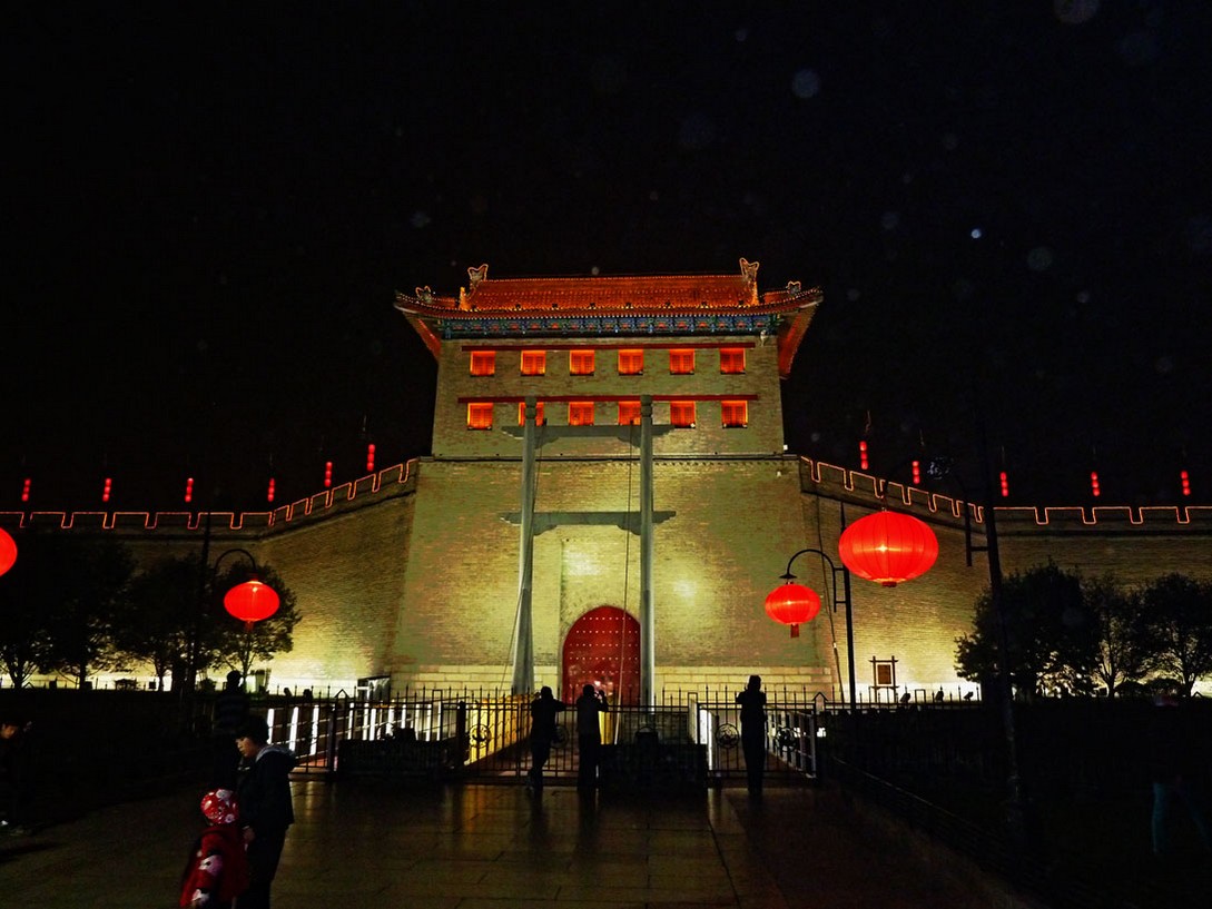 Beleuchtetes Stadttor in Xi´an am Abend