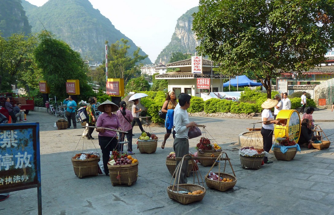 Obstverkäufer auf der Hauptstraße