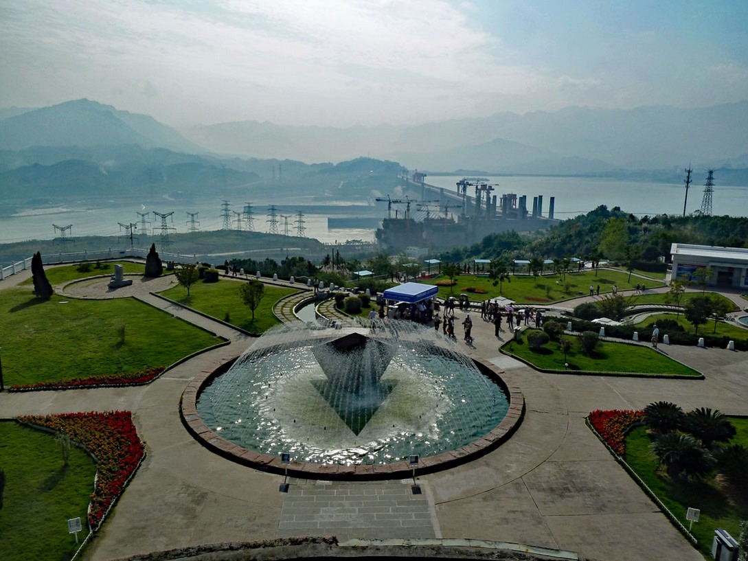 Aussichtspunkt auf dem Drei-Schluchten-Staudamm