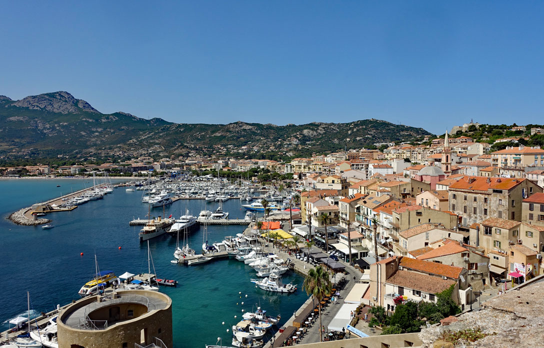 Blick auf die Stadt und den Hafen von Calvi